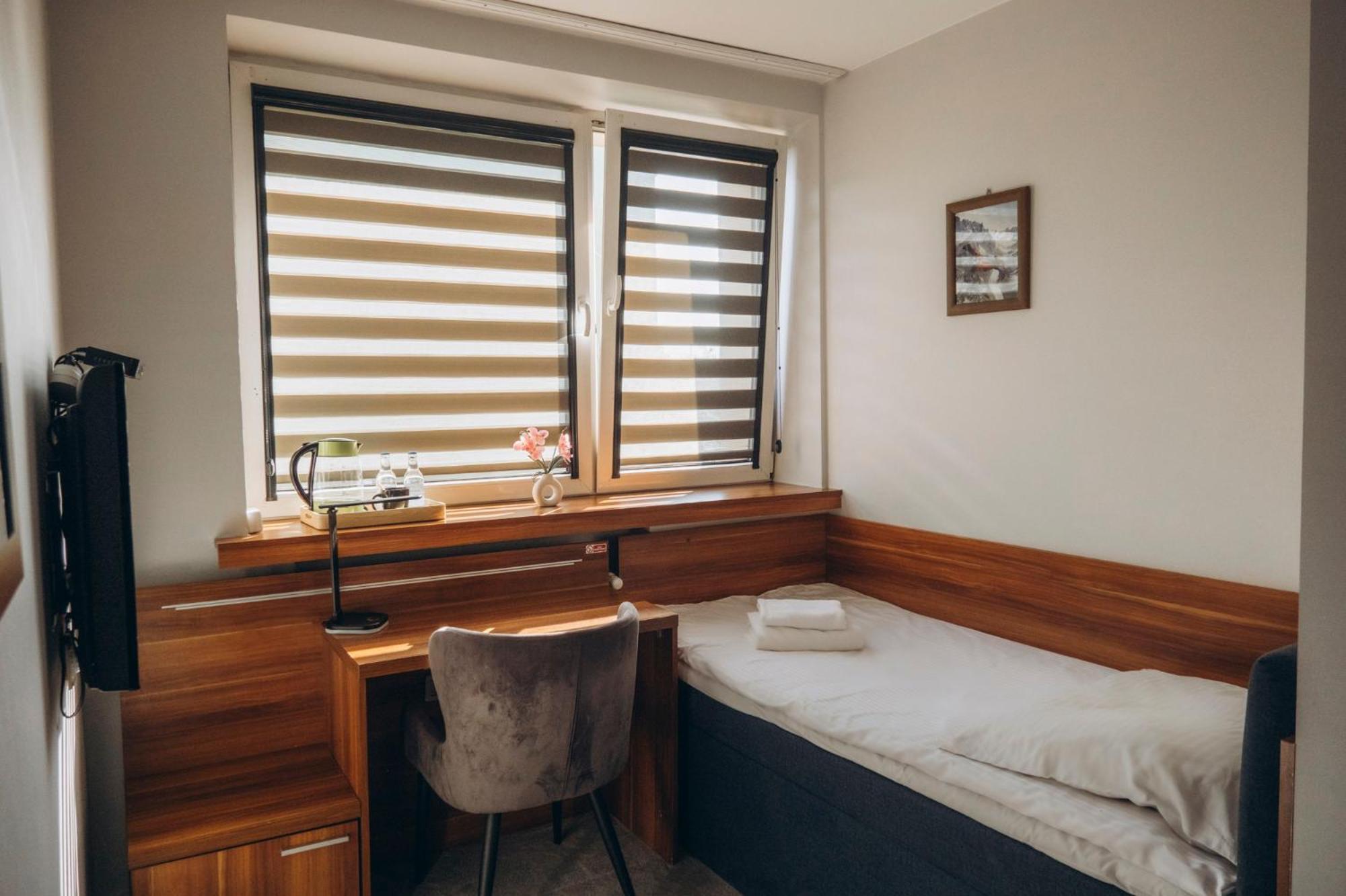 Hotel-24 Płock エクステリア 写真